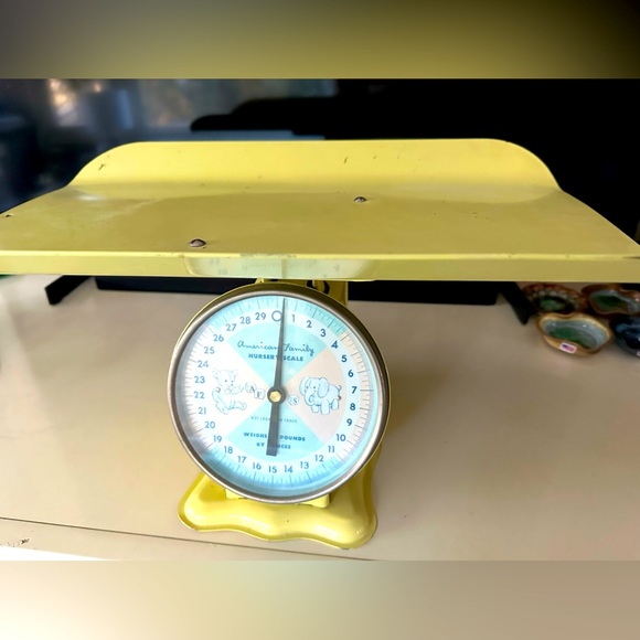 Vintage American Family 30 LB Nursery Baby Metal Scale Yellow Decor - Picture 1 of 6